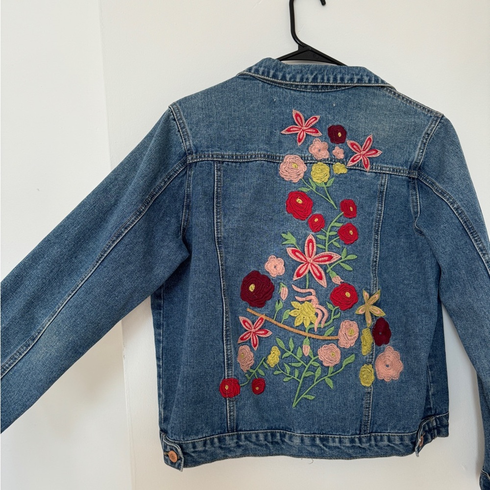 Denim Jacket with floral embroidery 🧵